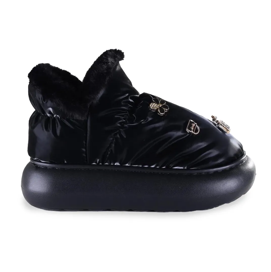Pantufa feminina preta Flowfa vista lateral direita, cabedal acolchoado brilhante, forro pelúcia e solado plataforma EVA preto.